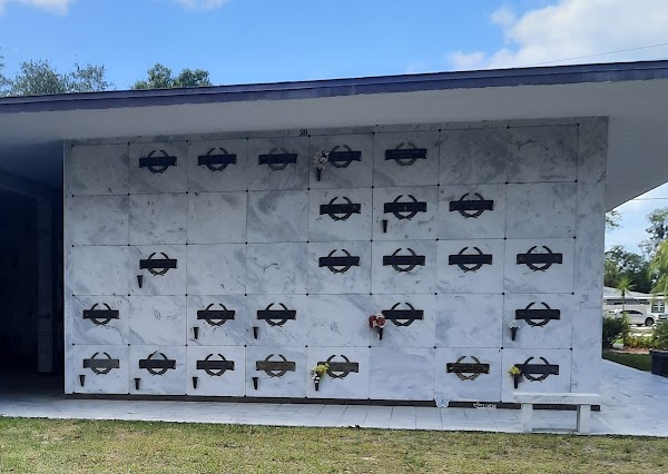 Sarasota Memorial Park grounds
