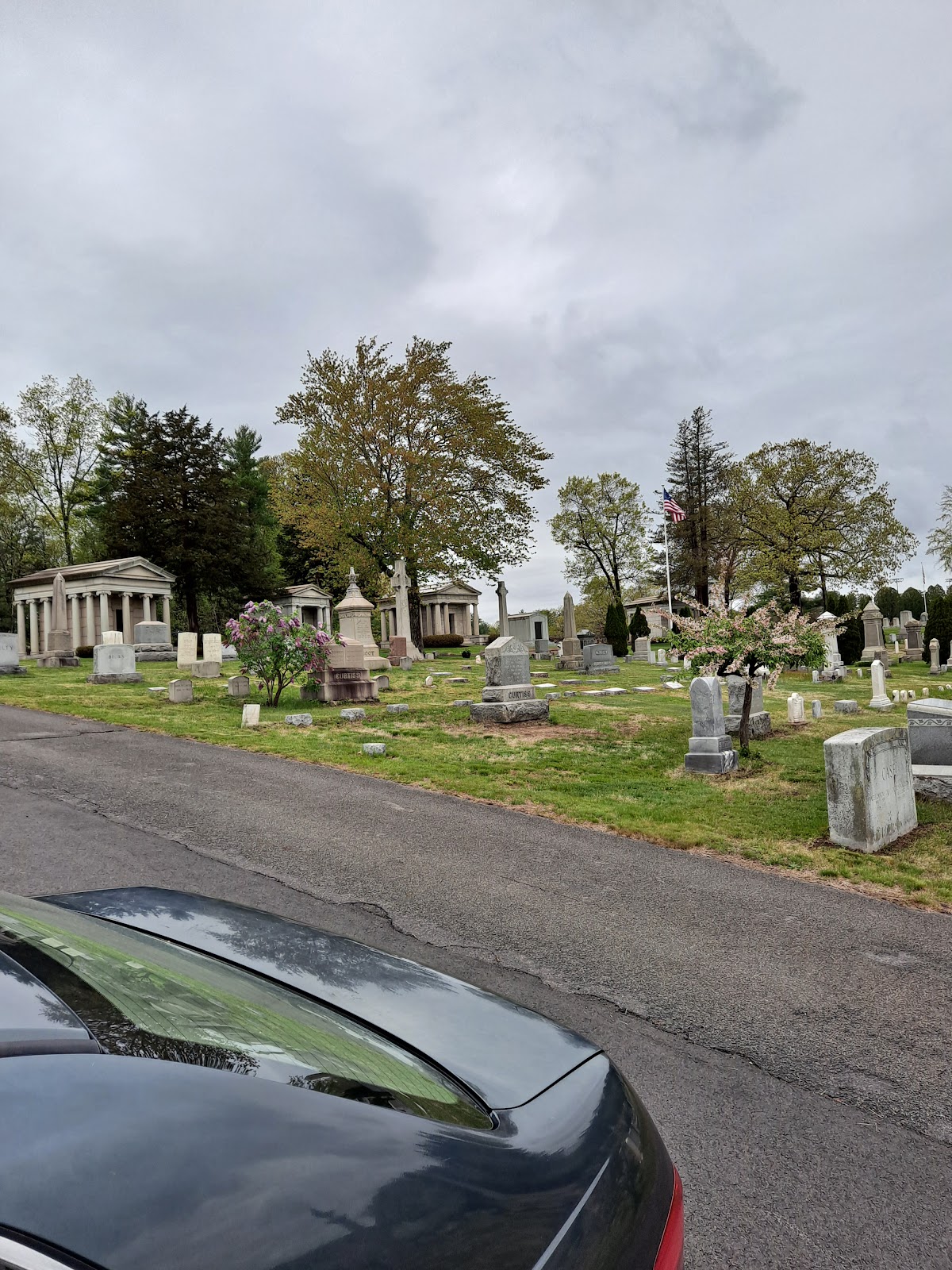 Simsbury Cemetery cemetery grounds and headstones