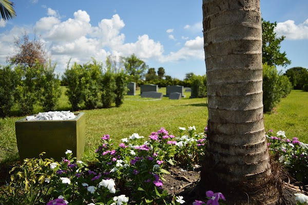 South Florida Jewish Cemetery grounds
