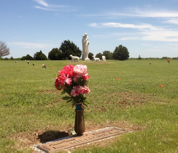 Spring Creek Memorial Cemetery grounds
