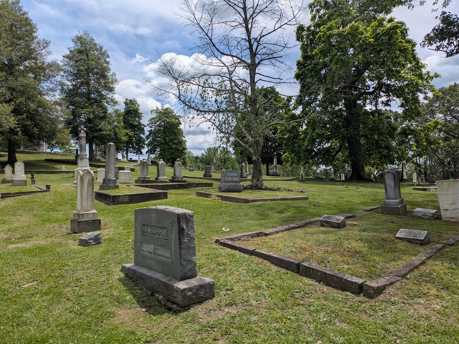 Spring Hill Cemetery cemetery grounds and headstones