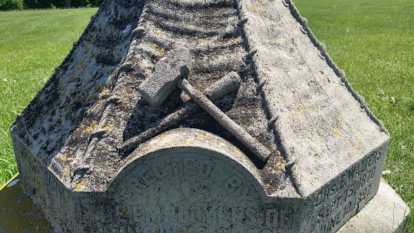 Tent Pole Monument to Circus Dead grounds