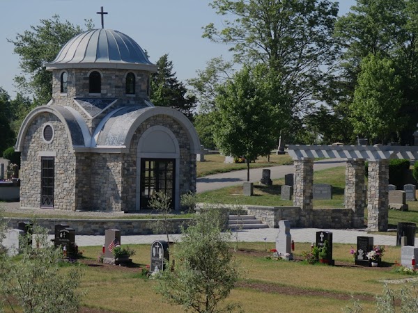 The Gardens at Gethsemane Cemetery grounds