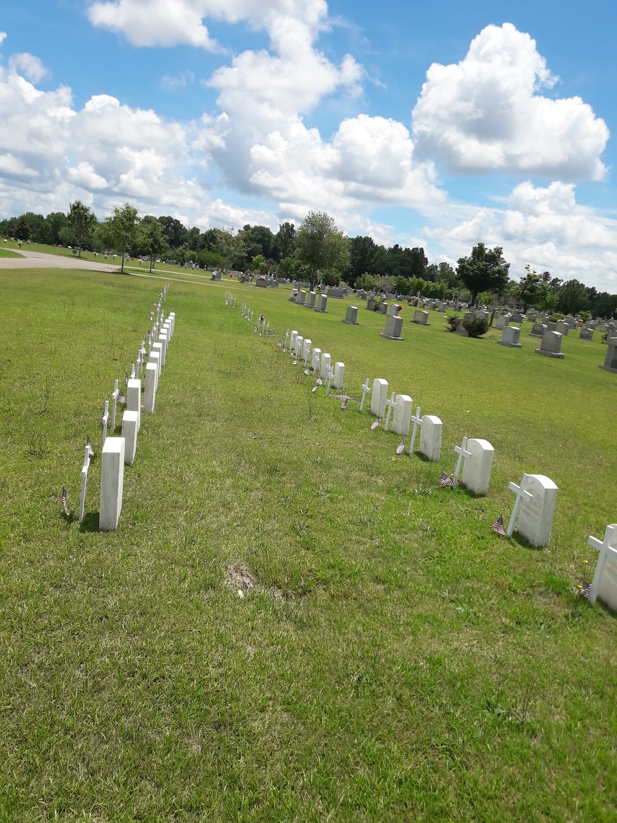 Tuscaloosa Memorial Chapel Funeral Home cemetery grounds and headstones