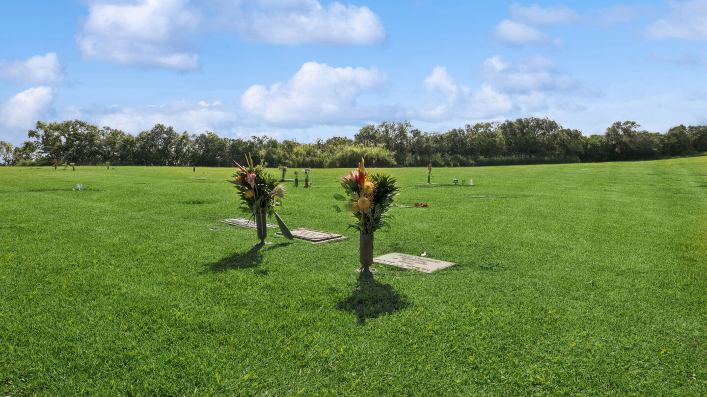 Valley Isle Memorial Park - Haiku cemetery grounds and headstones
