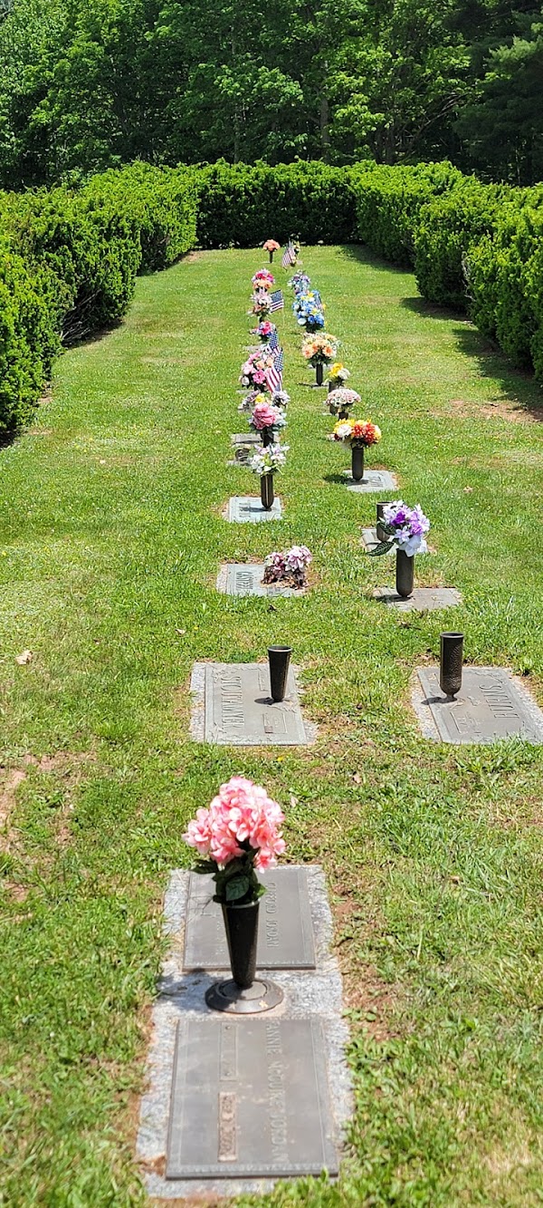 Wallace Memorial Cemetery Inc grounds