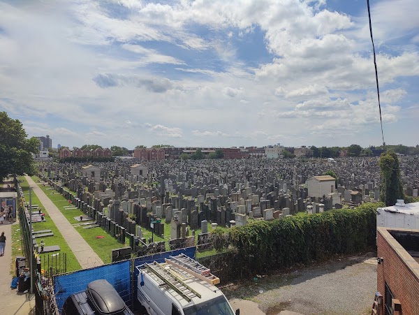 Washington Cemetery grounds