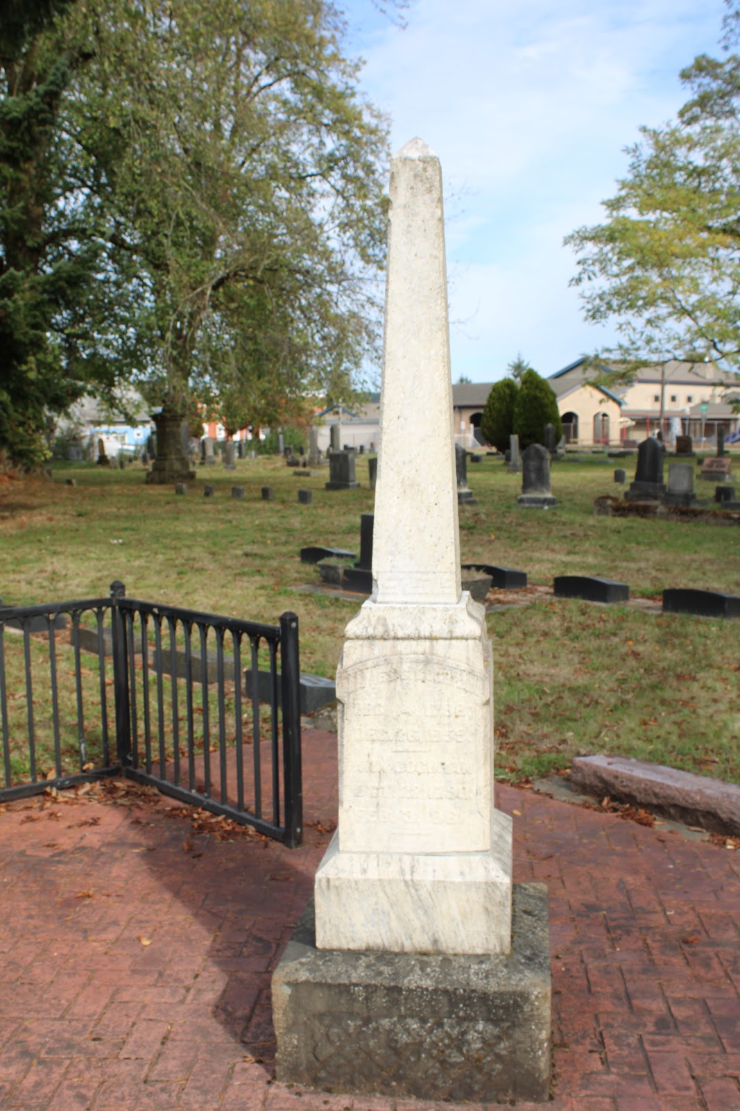 Washington Lawn Cemetery cemetery grounds and headstones