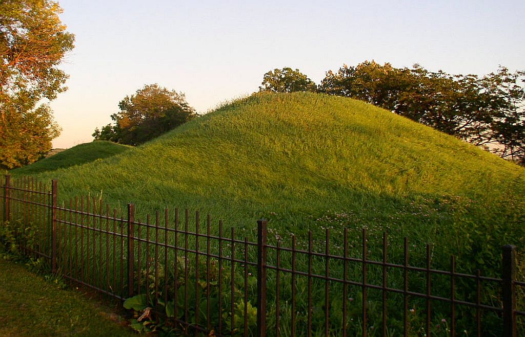 Wicaḣapi Regional Park cemetery grounds and headstones