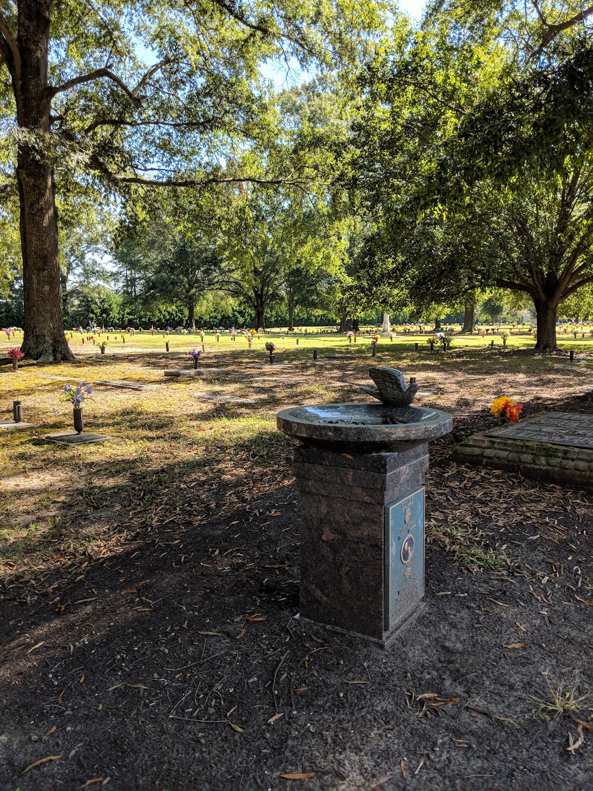 Williamsburg Memorial Park Cemetery cemetery grounds and headstones
