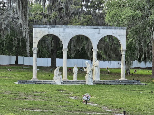 Woodlawn Cemetery grounds