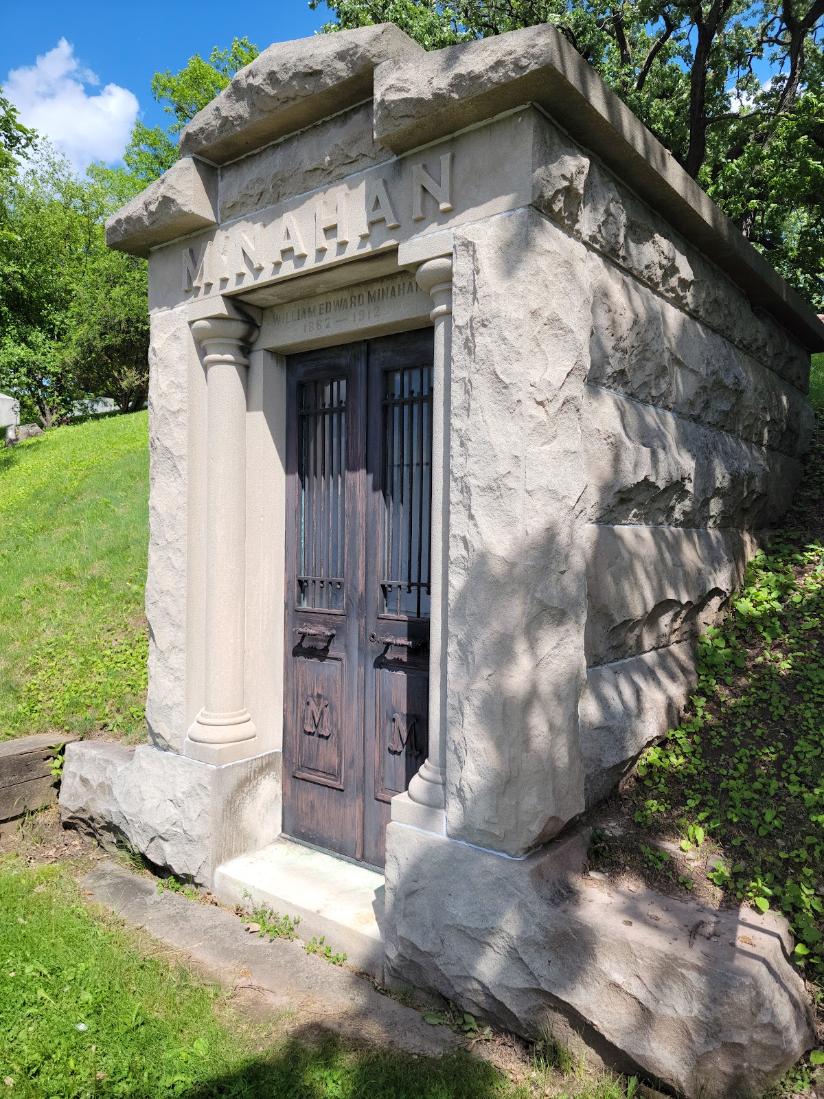 Woodlawn Cemetery cemetery grounds and headstones