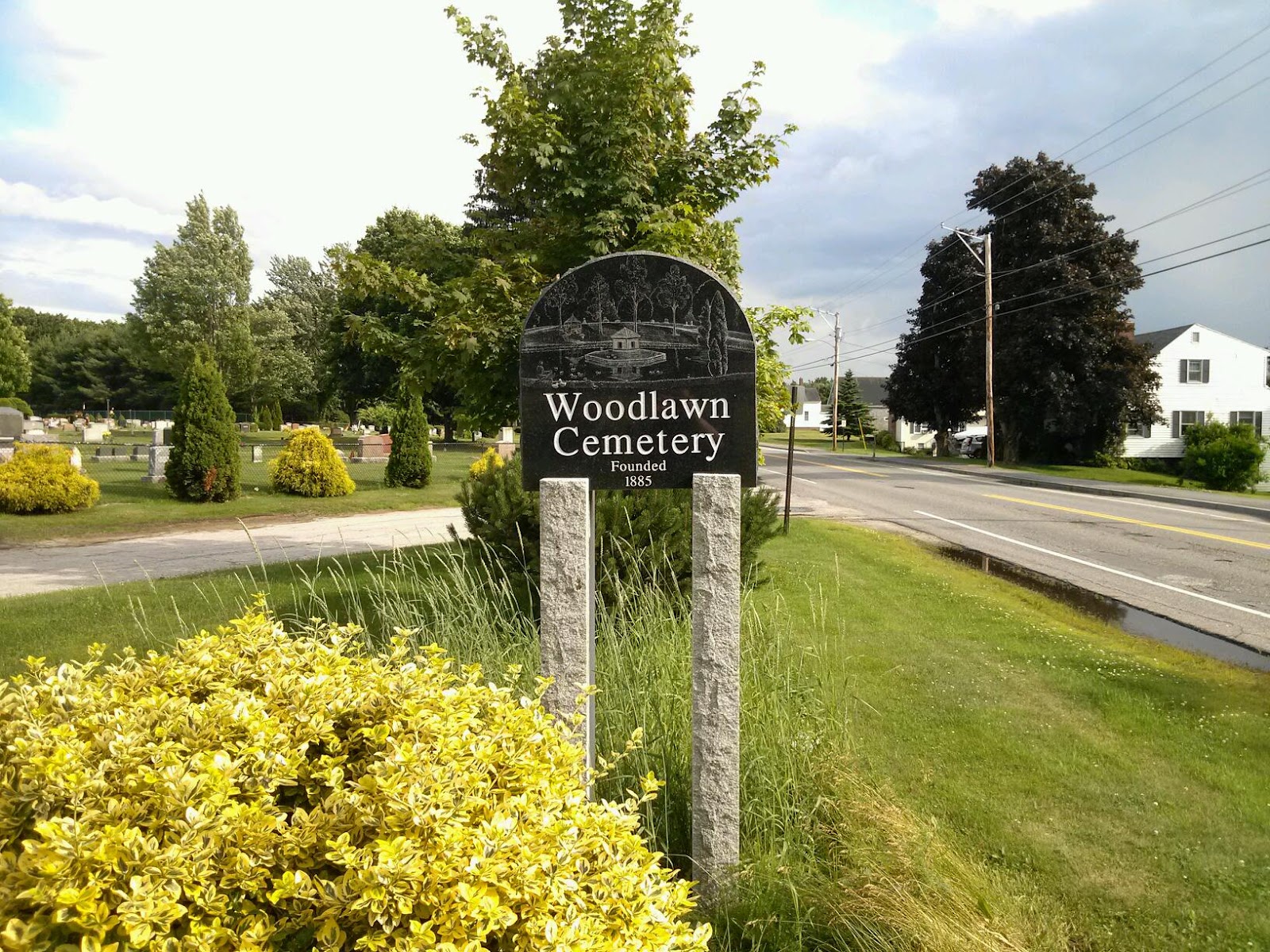 Woodlawn Cemetery cemetery grounds and headstones