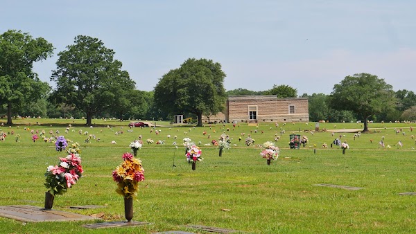 Woodlawn Memorial Park grounds