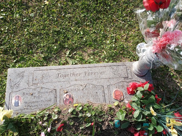 Woodlawn Park Memorial Cemetery grounds