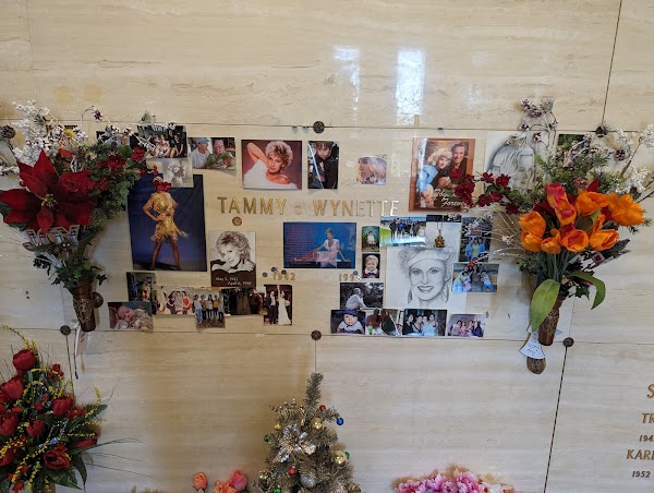 Woodlawn-Roesch-Patton Funeral Home & Woodlawn Memorial Park grounds