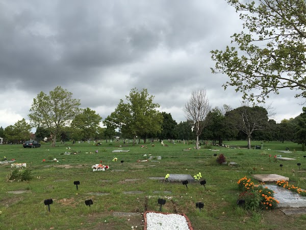 Woodmere Cemetery grounds