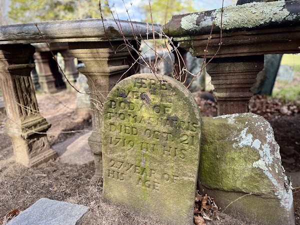 Ye Antientist Burial Ground, New London grounds