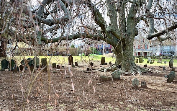 Ye Antientist Burial Ground, New London grounds