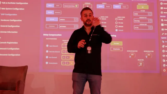 Demonstração de configuração de uma consola digital, com a interface projetada em palco