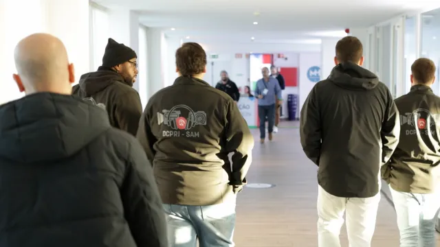 Grupo de alunos a caminho de uma sessão, no corredor do congresso