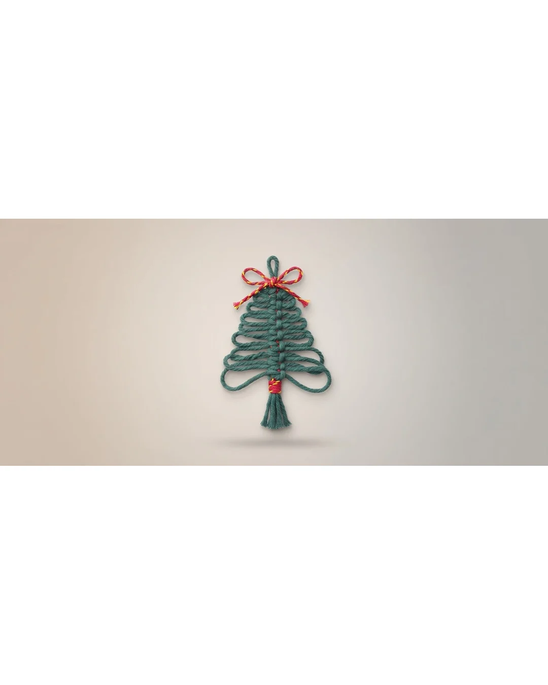 Sapin macramé vert et or