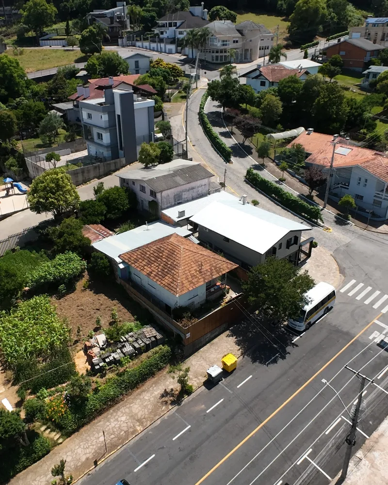 Terreno em L com Duas Casas em Flores da Cunha