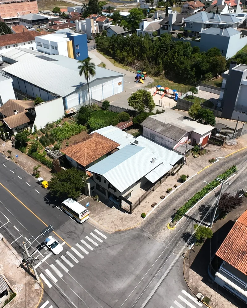 Terreno em L com Duas Casas em Flores da Cunha