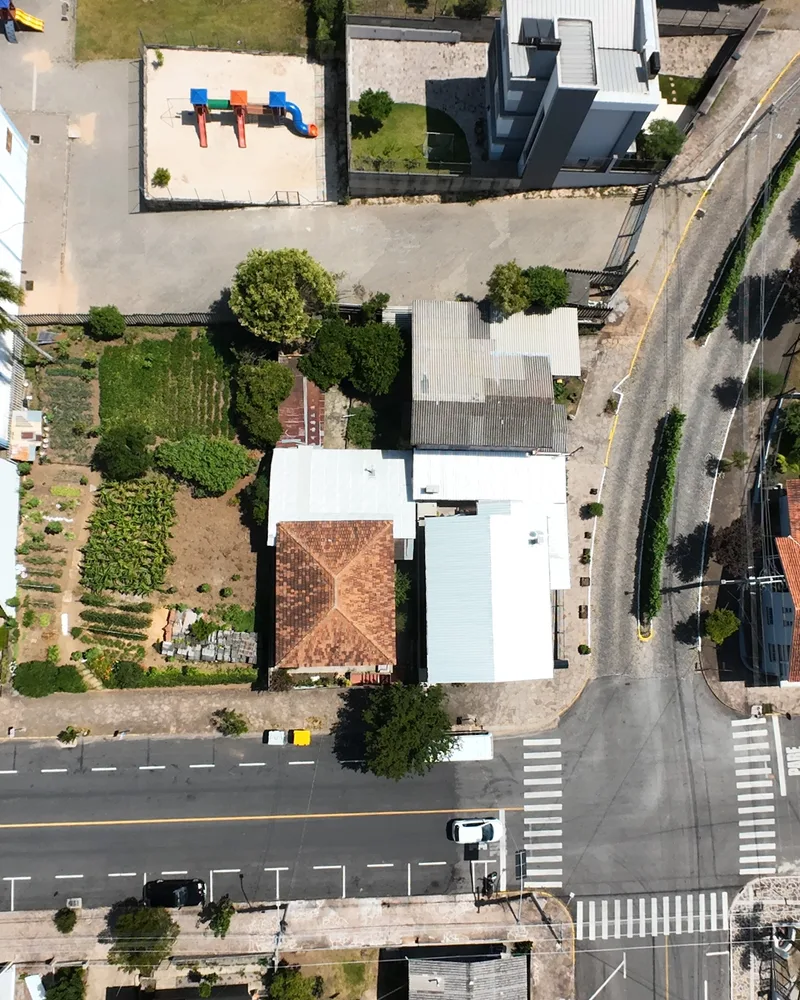 Terreno em L com Duas Casas em Flores da Cunha