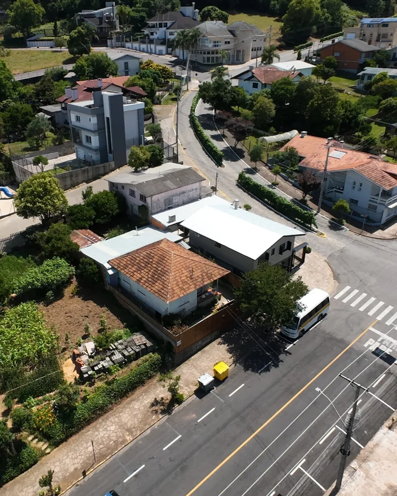 Terreno em L com Duas Casas em Flores da Cunha