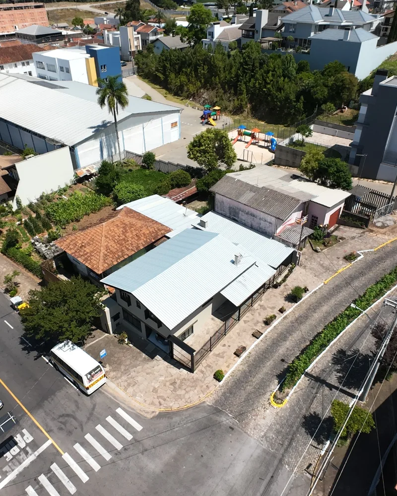 Terreno em L com Duas Casas em Flores da Cunha