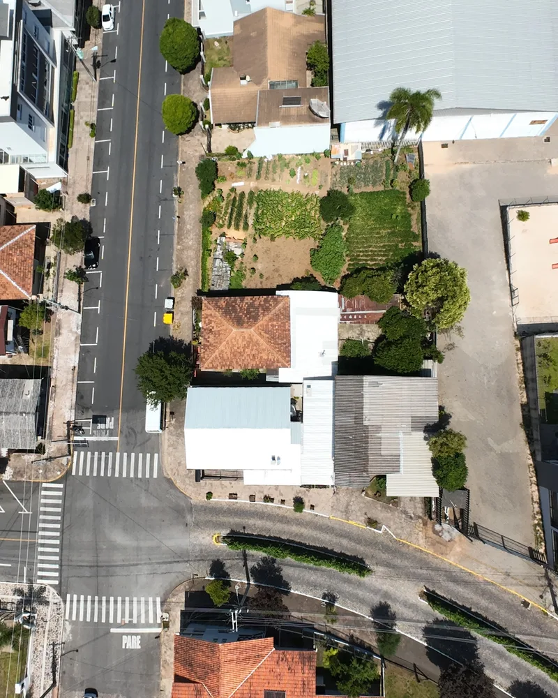 Terreno em L com Duas Casas em Flores da Cunha