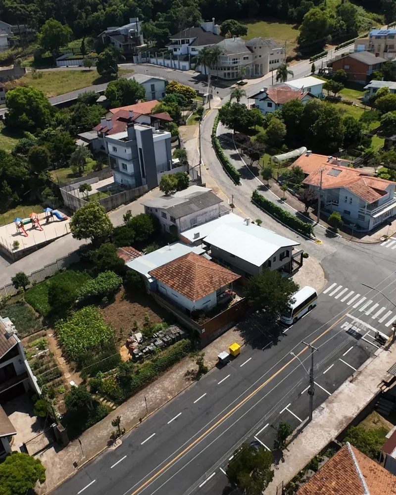 Terreno em L com Duas Casas em Flores da Cunha