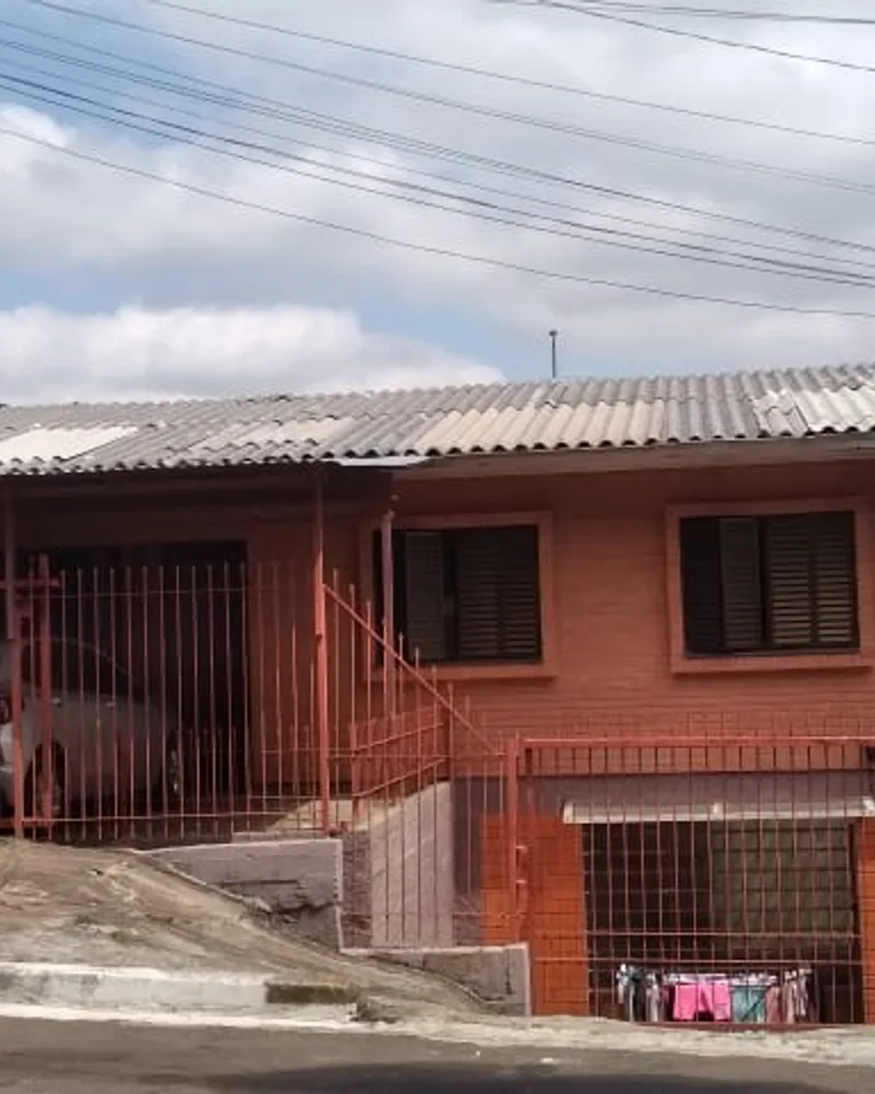 Casa com Quatro Moradias em São Gotardo
