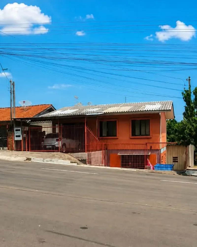 Casa com Quatro Moradias em São Gotardo