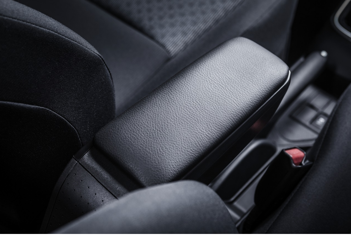 ΤΕΜΠΕΛΗΣ ΑΥΤΟΚΙΝΗΤΟΥ ARMSTER S ΓΙΑ SEAT LEON (+ ΚΑΛΩΔΙΟ 12V) 2020+  ΣΕ ΜΑΥΡΟ ΧΡΩΜΑ RATI - 1 ΤΕΜ.