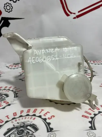 DEPOSITO DE LIQUIDO LIMPIAPARABRISAS DELANTERO TOYOTA AVANZA 12-15 usada original