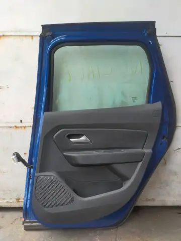 PUERTA TRASERA DERECHO RENAULT DUSTER 21-24 usada original