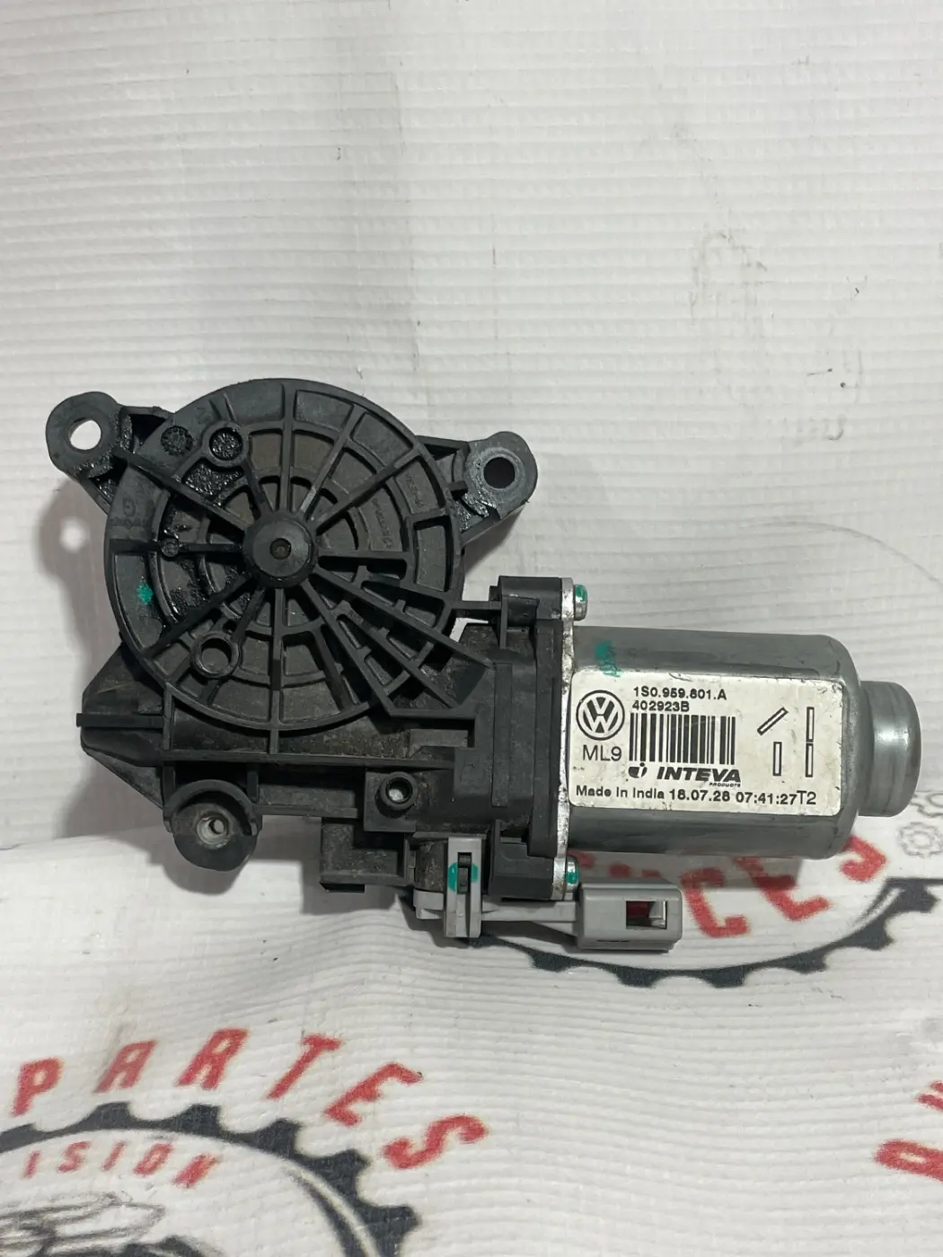 MOTOR DE VENTANA IZQUIERDO VW VENTO 14-22. Fotografía 1
