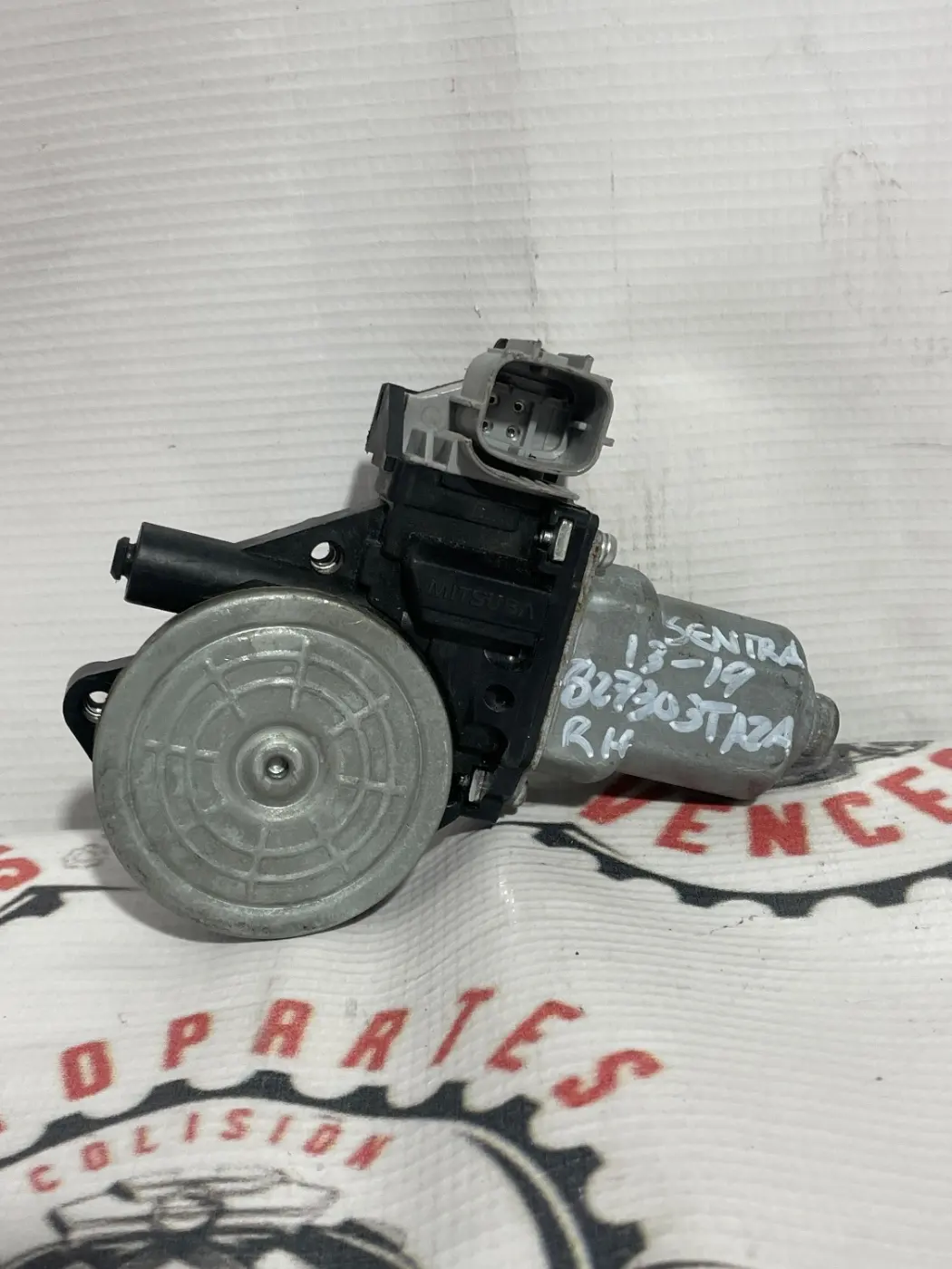 MOTOR DE VENTANA DERECHO NISSAN SENTRA 13-19. Fotografía 1