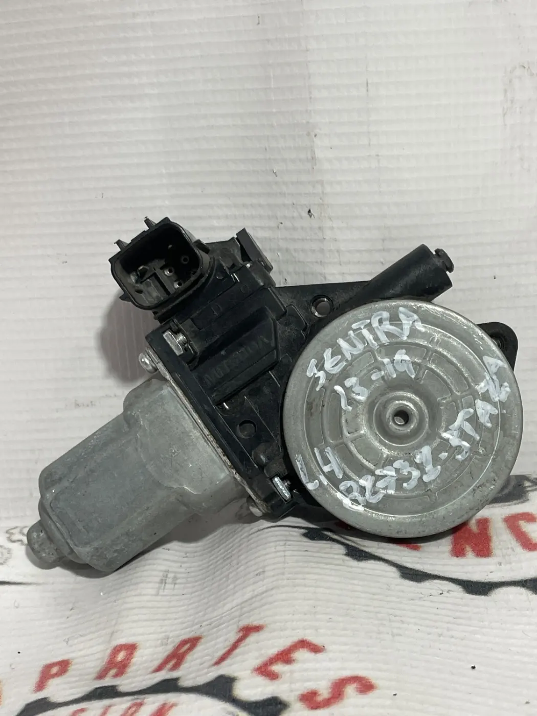 MOTOR DE VENTANA IZQUIERDO NISSAN SENTRA 13-19. Fotografía 1