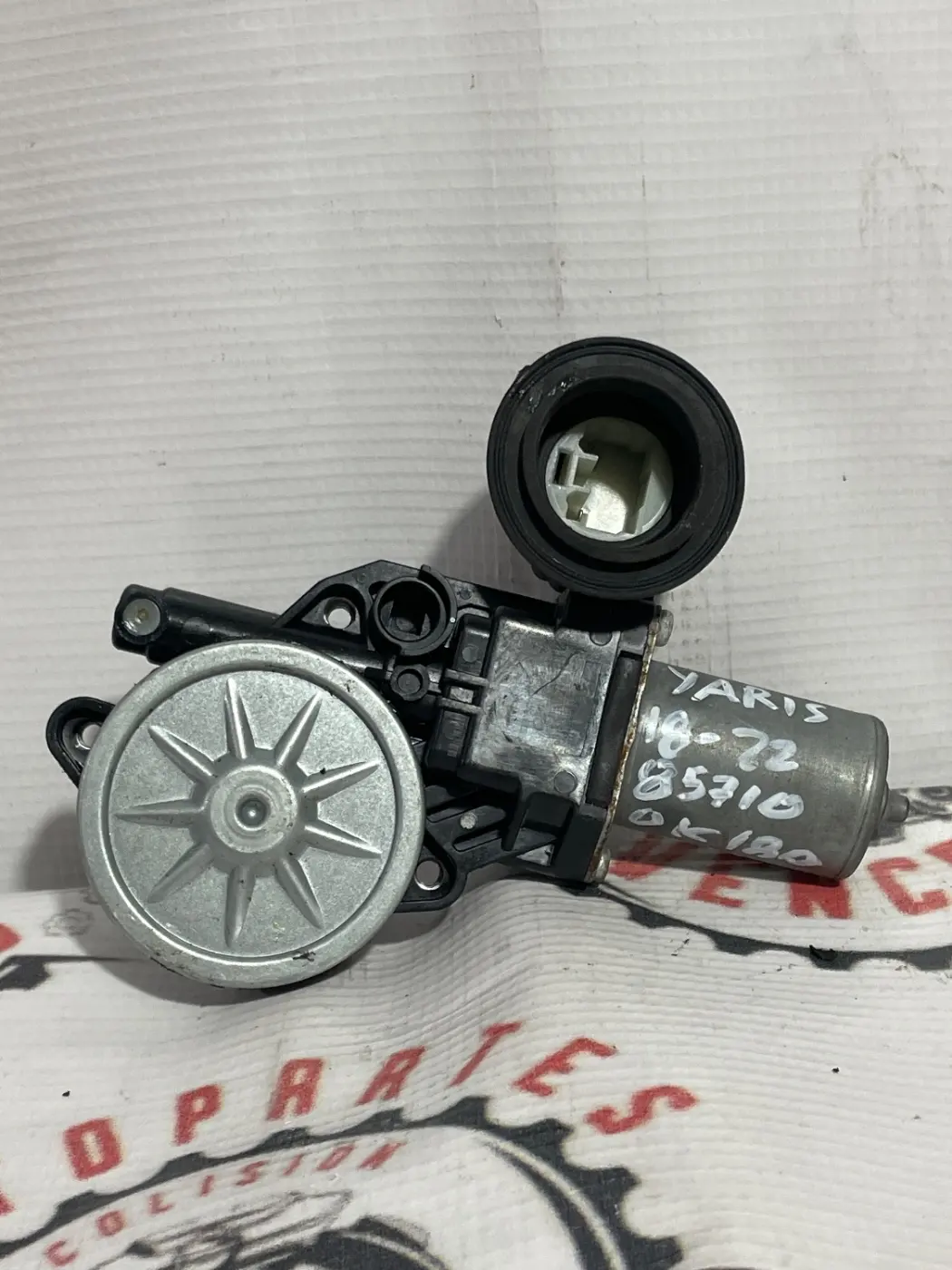 MOTOR DE VENTANA DERECHO TOYOTA YARIS 18-22. Fotografía 1