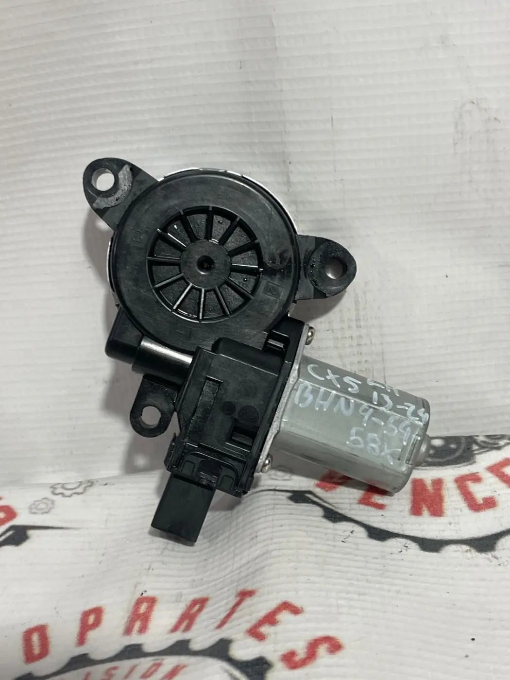 MOTOR DE VENTANA IZQUIERDO MAZDA CX5 13-24. Fotografía 1