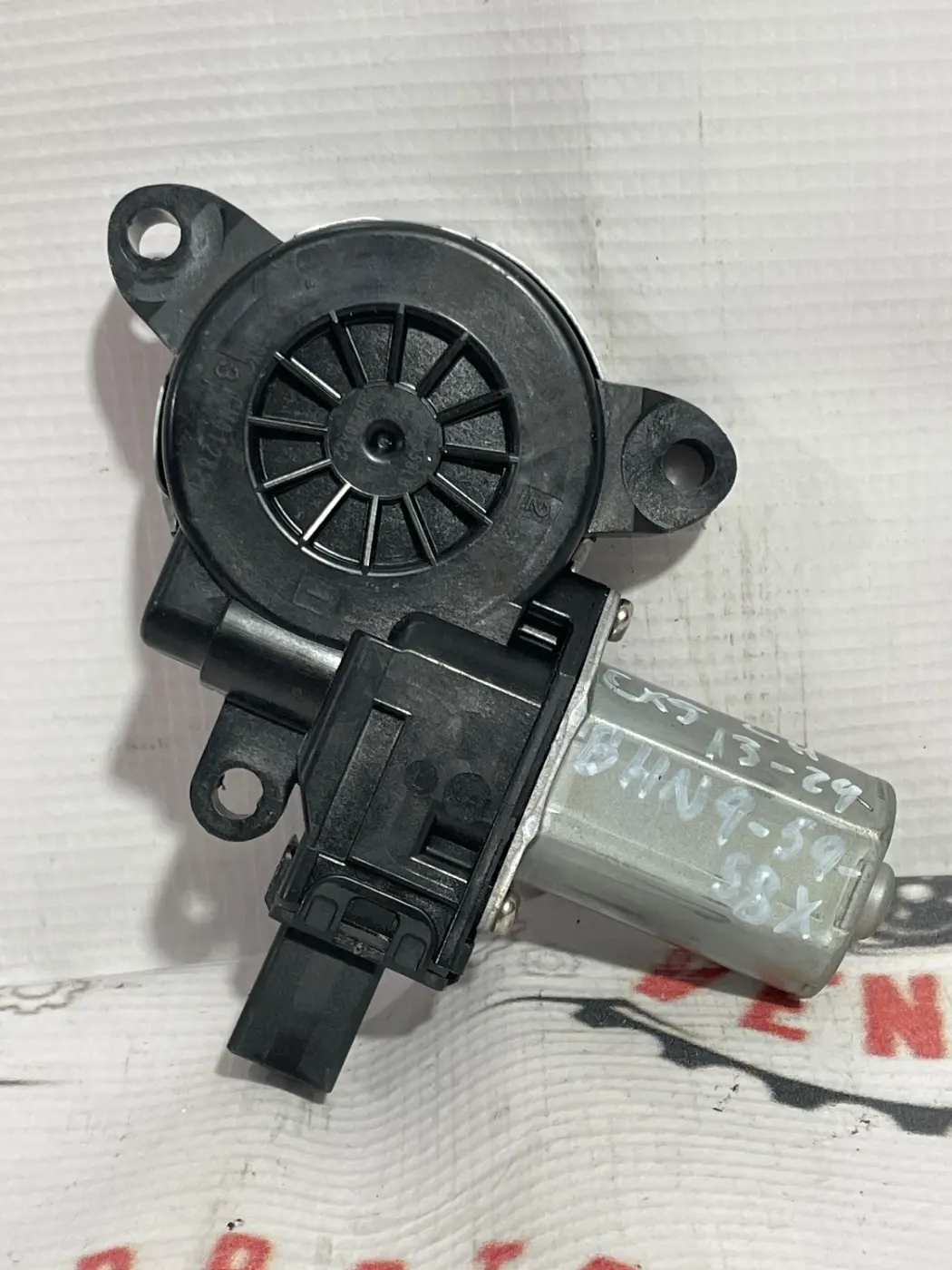 MOTOR DE VENTANA IZQUIERDO MAZDA CX5 13-24. Fotografía 1