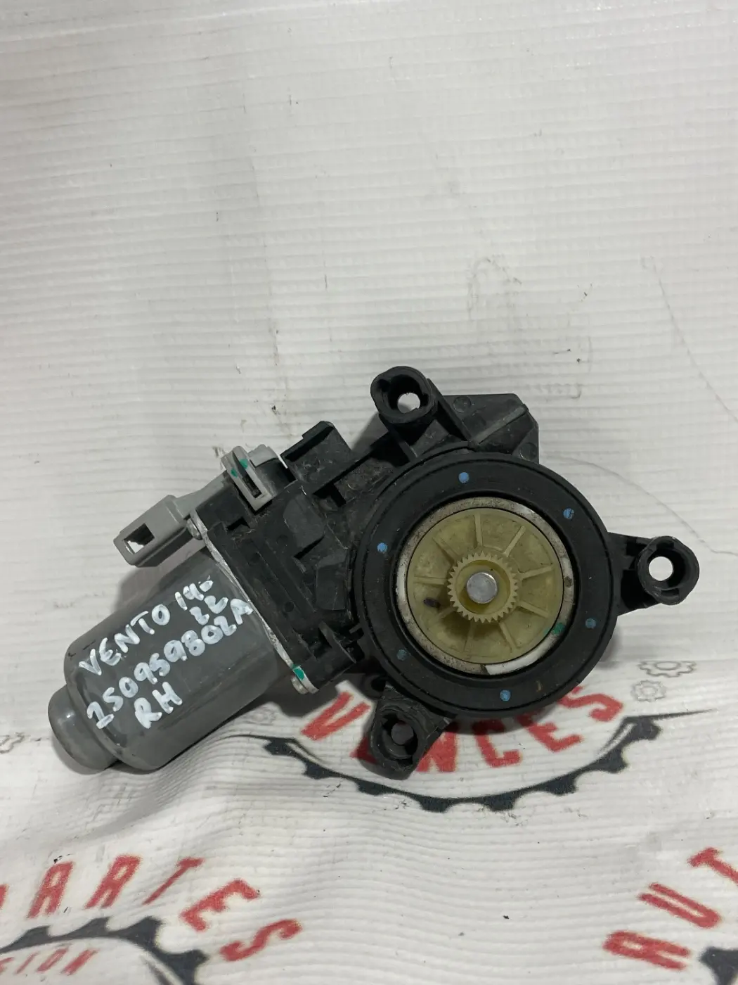 MOTOR DE VENTANA DERECHO VW VENTO 19-22. Fotografía 1