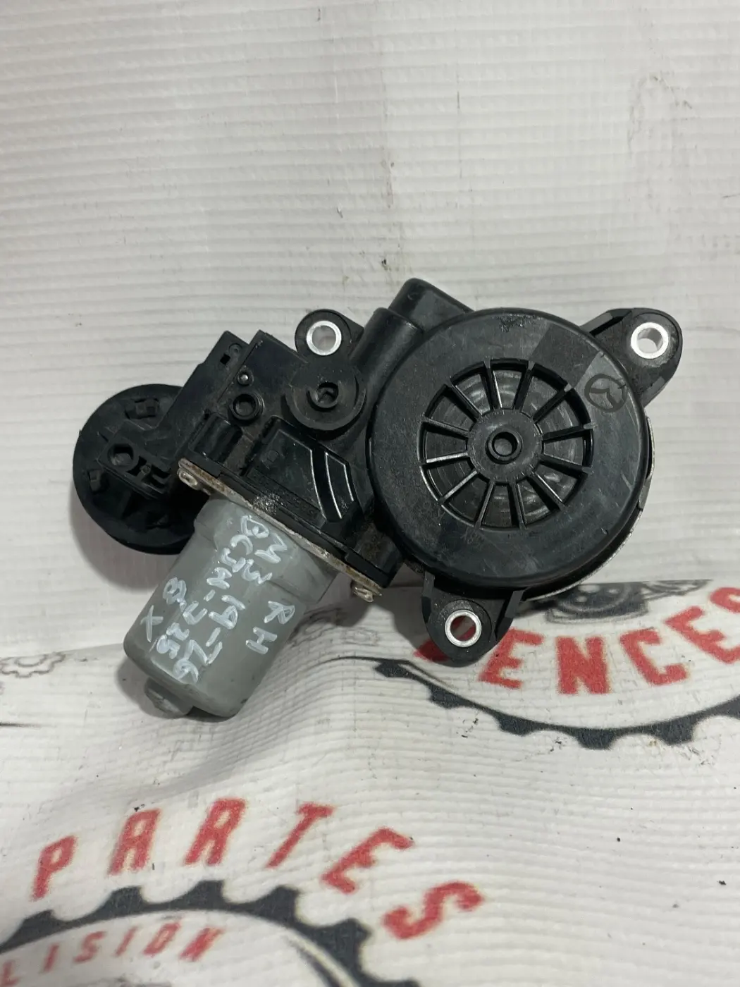 MOTOR DE VENTANA DERECHO MAZDA M3 19-26. Fotografía 1