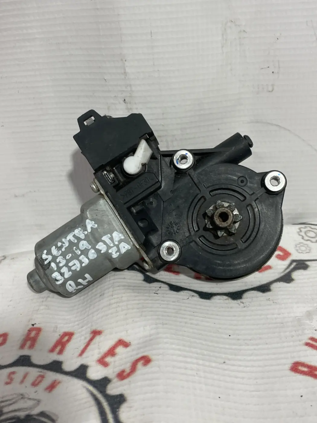MOTOR DE VENTANA DERECHO NISSAN SENTRA 13-19. Fotografía 1