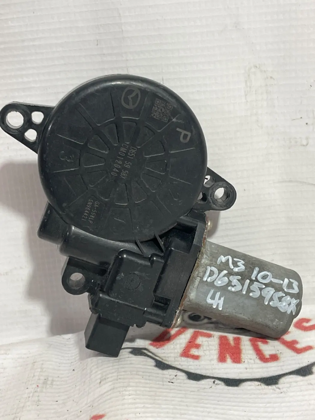 MOTOR DE VENTANA IZQUIERDO MAZDA M3 10-13. Fotografía 1