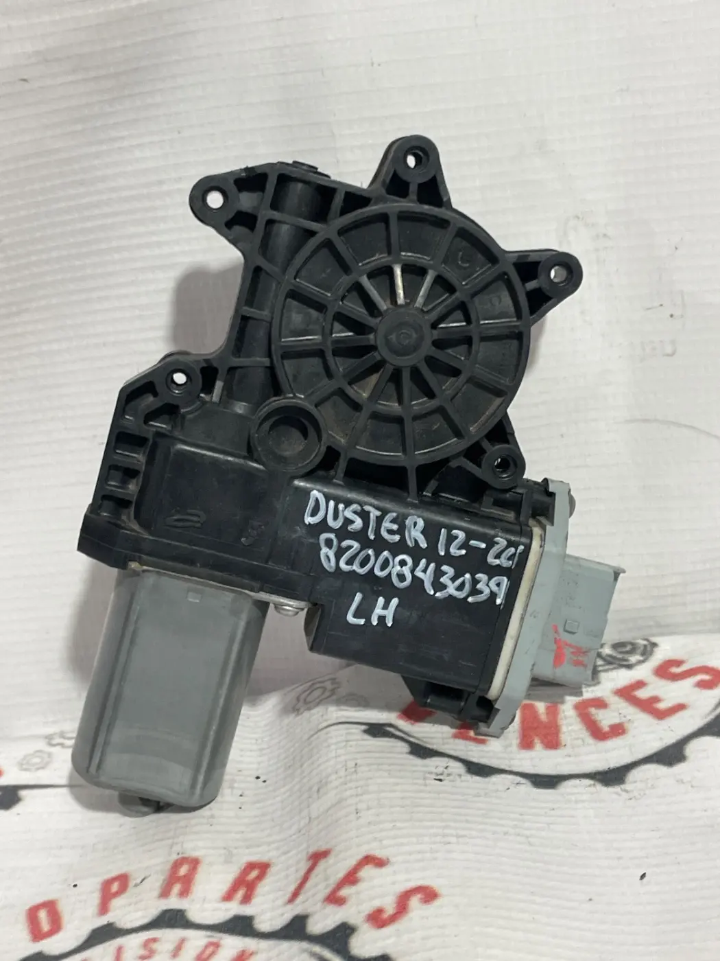 MOTOR DE VENTANA IZQUIERDO RENAULT DUSTER 12-20. Fotografía 1