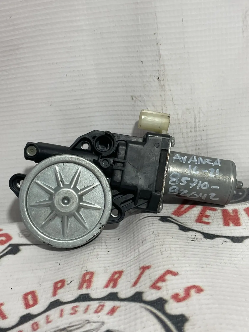 MOTOR DE VENTANA DERECHO TOYOTA AVANZA 16-21. Fotografía 1